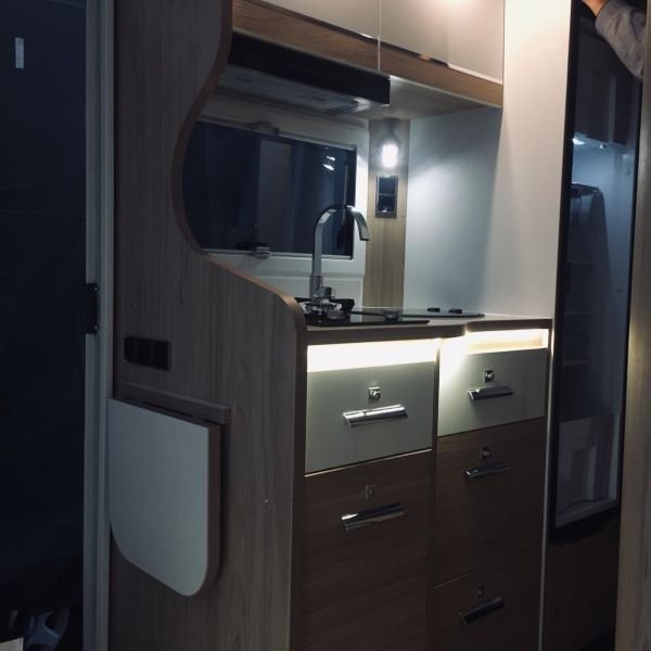 La cuisine et le réfrigérateur à compression.jpeg