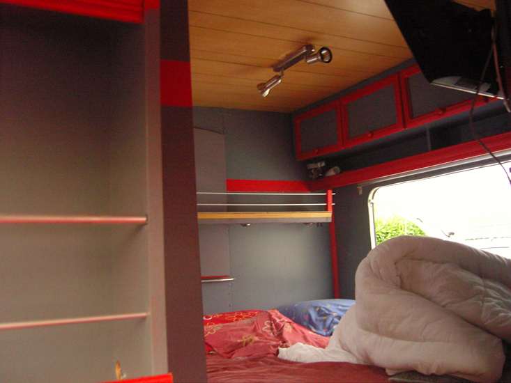 petite etagere avec spot incorpore pour la lecture ou autre